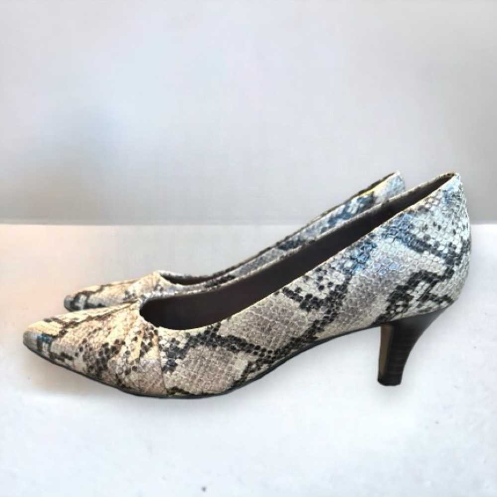 Clarks 9.5 kitten heel snakeskin